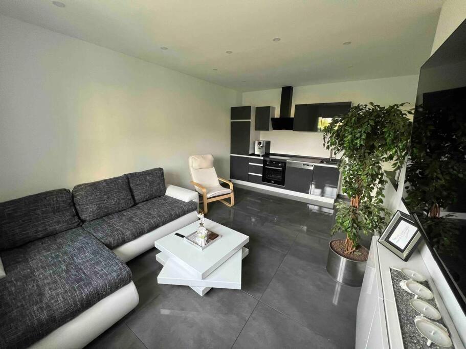 Schoenes 2 Zimmer Apartment An Der Stadt Grenze Mit Klimaanlage Blankenfelde-Mahlow ภายนอก รูปภาพ